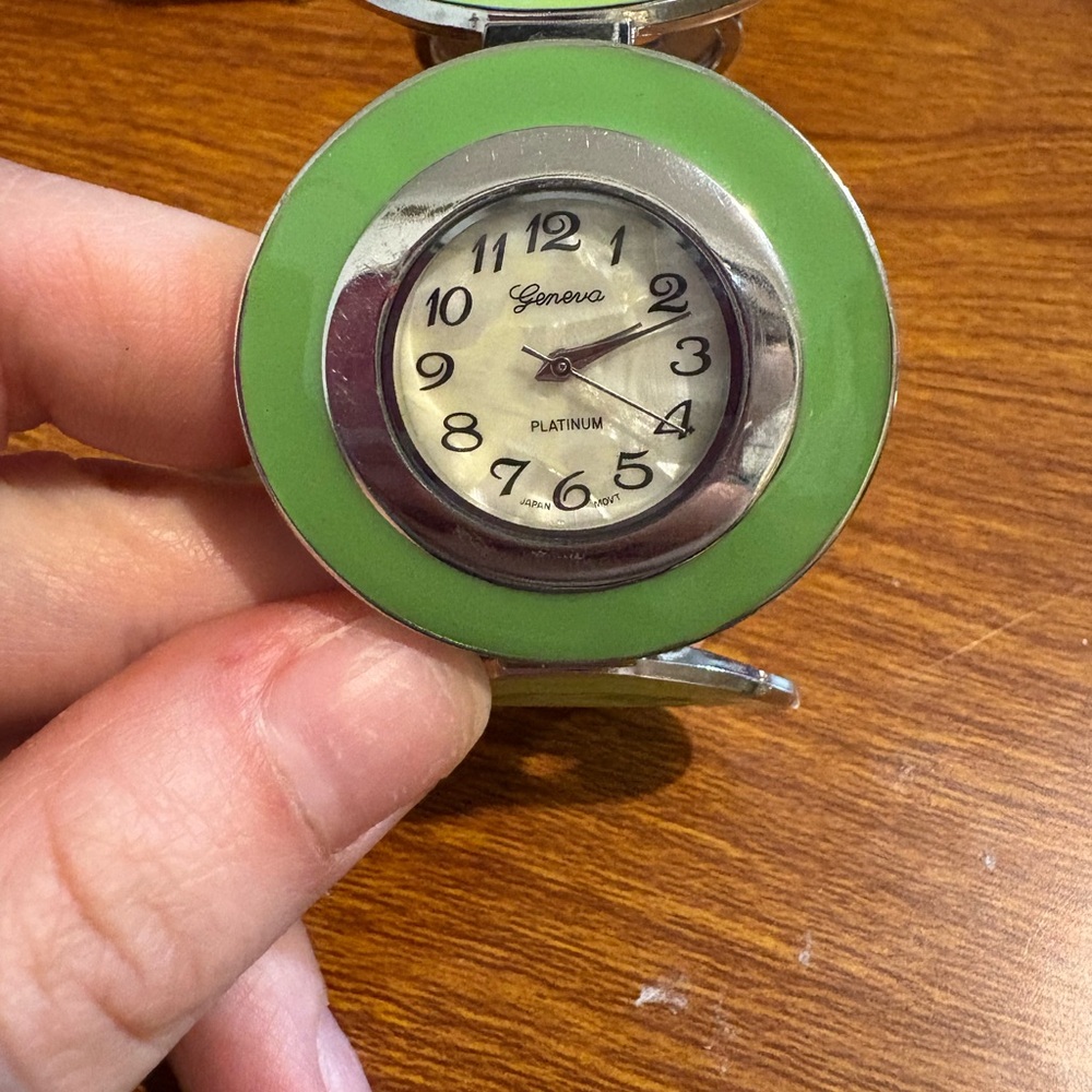 1980 vintage Geneva Platinum Green and Silver Desk watch needs battery